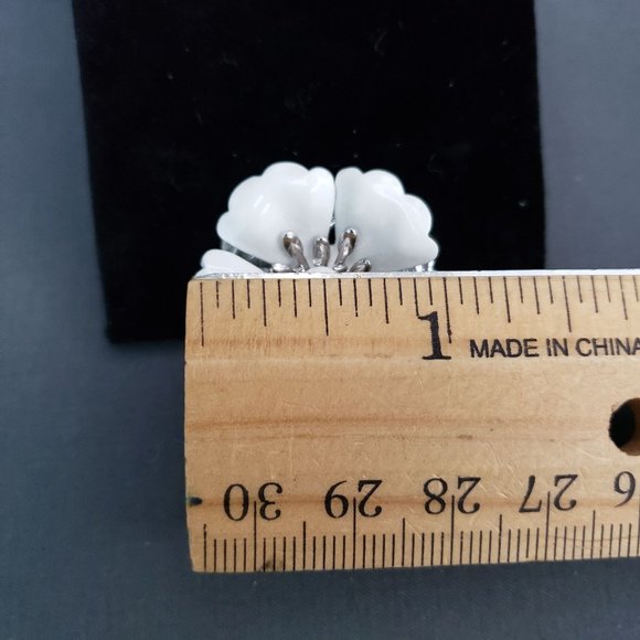 Sarah Coventry White Enamel Floral Flower Clip On Earring Pat Pend Vtg 1964 - Picture 7 of 10
